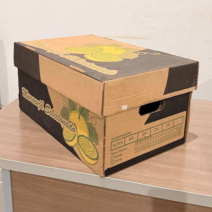 Caixa de papelão para maracujá, parda e preta