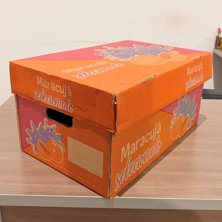 Caixa de papelão para maracujá, laranja e rosa