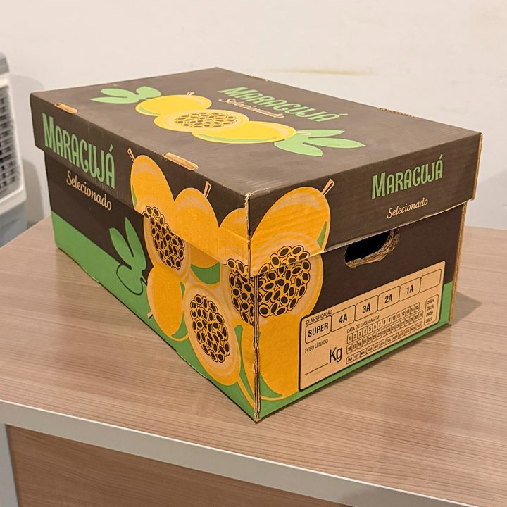 Caixa de papelão para maracujá, marrom e verde