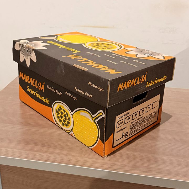 Caixa de papelão para maracujá, preta e amarela